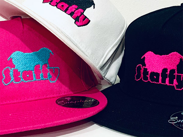 Snapback kšiltovka s výšivkou Staffy